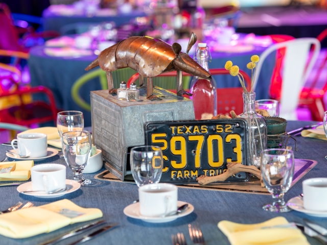 An Austin-themed  centerpiece with an armadillo and license plate.